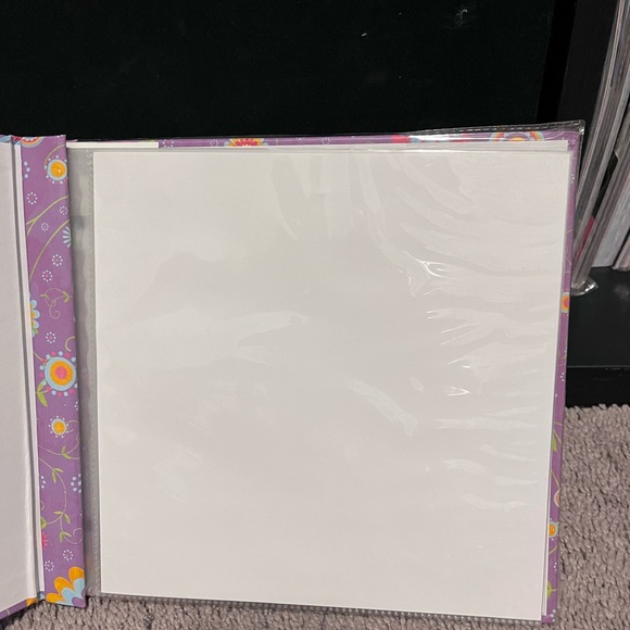 Die Cuts With A View 8x8 scrapbook album - Picture 3 of 3